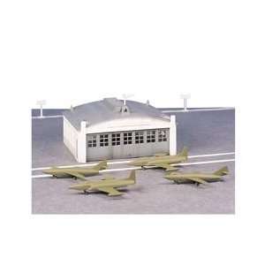    Bachmann Trains Airport Hanger with Airplanes Toys & Games