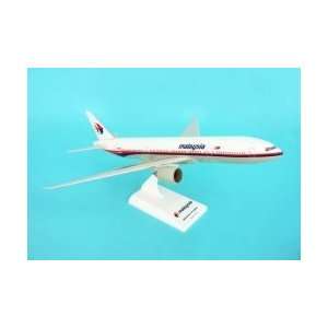   : Skymarks Mas 777 200 1:200 W/GEAR & Spinning Engines: Toys & Games