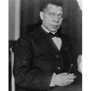  1908 photo Booker T. Washington, three quarter length 