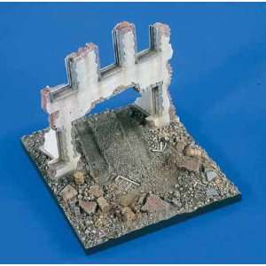   72 Breakthrough Ruined Wall Section & Diorama Base