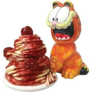    Garfield Eating Spaghetti Salt and Pepper Shakers 